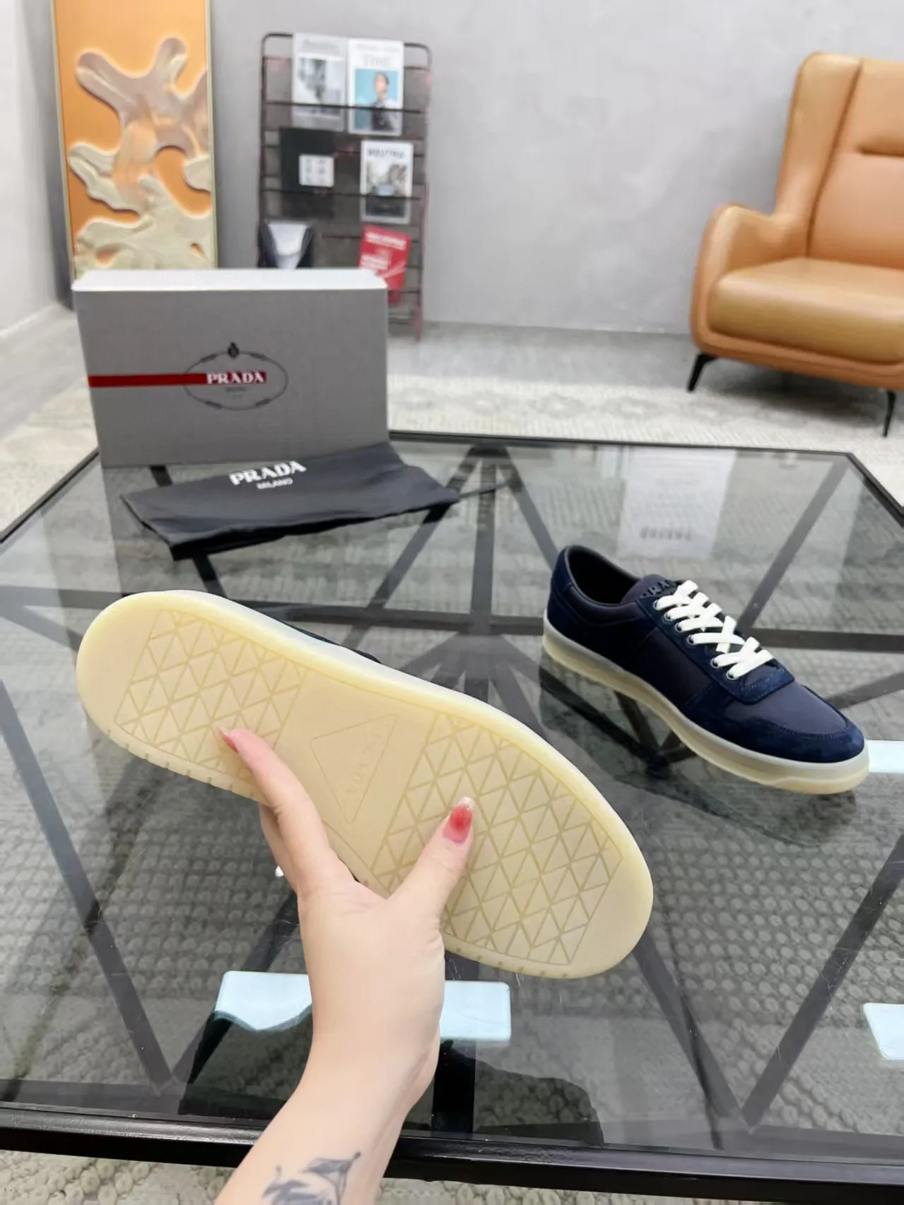 Factory price: 400💰Prada new men's leather sports shoes, the highest version on the market, any comparison is welcome🆚! The original leather has excellent texture and is super high-end! Fetal sheep net lining imported from Italy, removable pad! Luxurious materials and fine workmanship, highly recommended! Code number: 38-44, customized 45